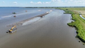 Kust van  Eemmeer op de schop
